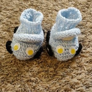 #546NWT Baby boy car booties.